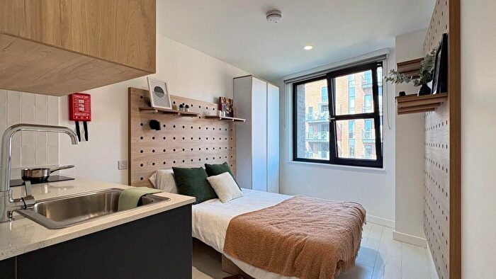 Studio To Rent In Commercial Road, London, E14