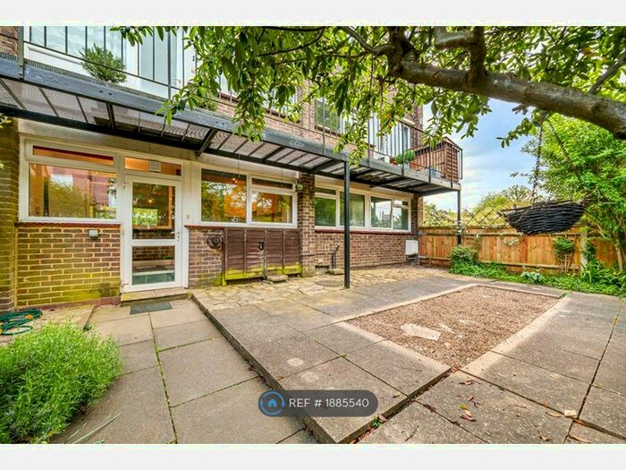 2 Bedroom Flat To Rent In Weyside, Farnham, GU9