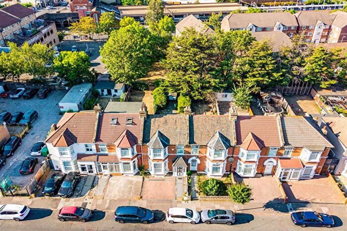 3 Bedroom Terraced House For Sale In Kinfauns Road, Ilford, IG3