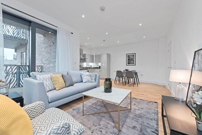 2 Bedroom Flat For Sale In East Thames House, Leven Road, London, E14