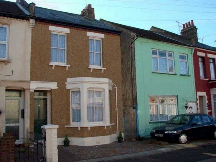 3 Bedroom Semi-Detached House To Rent In Guildford Road, Southend-On-Sea, SS2