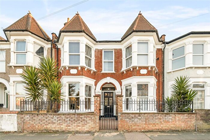 Apartment To Rent In Whymark Avenue, Wood Green, N22