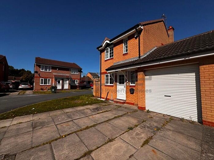3 Bedroom Link Detached House To Rent In Holme Court, S63