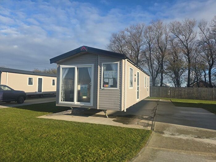 2 Bedroom Mobile/park Home For Sale In Hornsea Road, Skipsea, Driffield, YO25