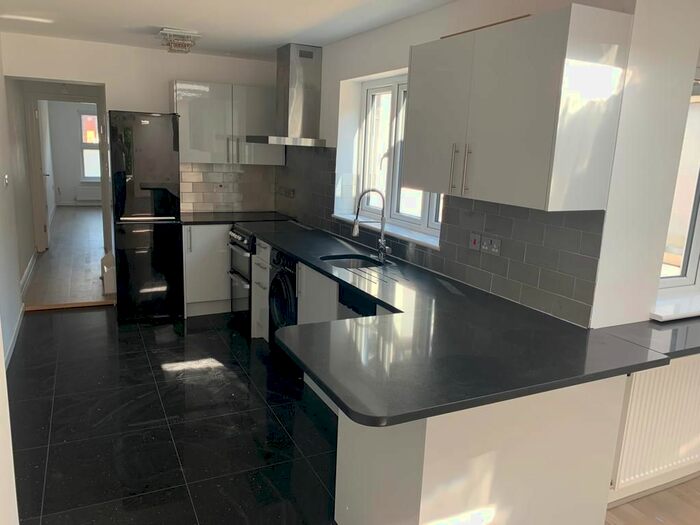 3 Bedroom Flat To Rent In Station Lane, Hornchurch, RM12