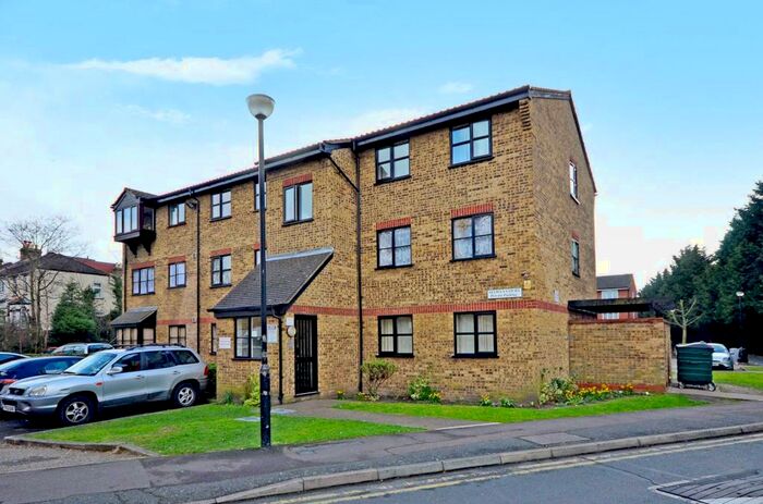 2 Bedroom Flat To Rent In Selwyn Court, Walthamstow, London, E17