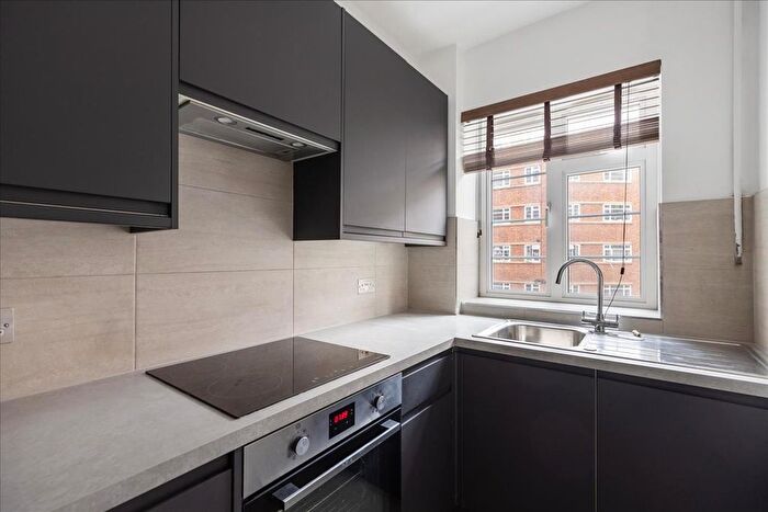 3 Bedroom Flat To Rent In West Kensington Court, Barons Court, London, W6