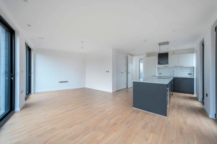 3 Bedroom Flat To Rent In The Vale, Acton, London, W3