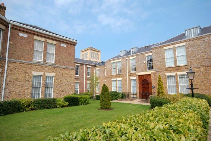 3 Bedroom Flat To Rent In Royal Drive, Friern Barnet, London, N11