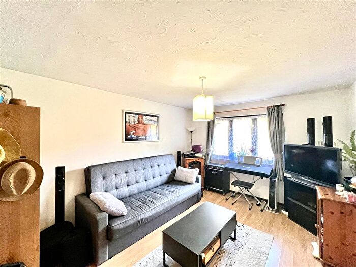 1 Bedroom Flat For Sale In Braybourne Drive, Osterley, TW7