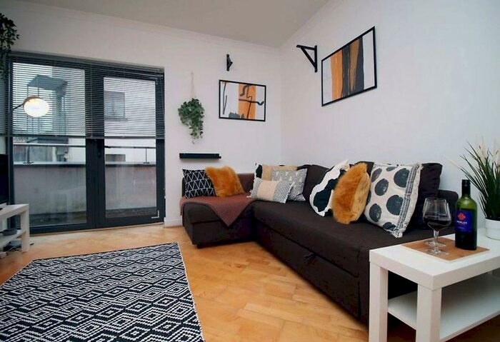 2 Bedroom Serviced Apartments To Rent In The Hayes, Dray Court, Cardiff, Caerdydd, CF10