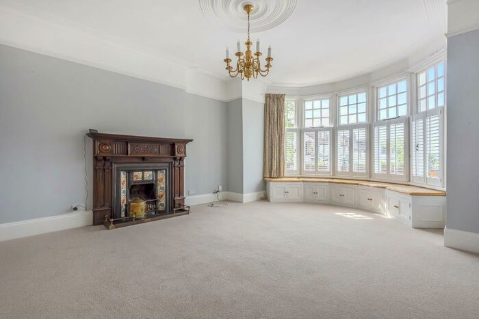 6 Bedroom Semi-Detached House To Rent In Clifton Avenue, Finchley, N3