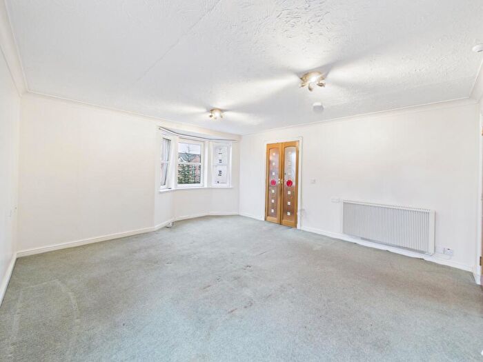 2 Bedroom Flat For Sale In Castle Court, Bothwell, Glasgow, G71 - Photo 3