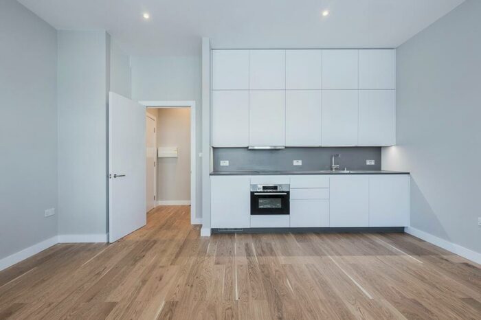 Flat To Rent In Flat Heathfield Park, NW2