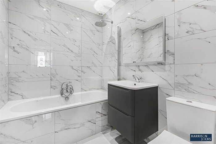 2 Bedroom Flat To Rent In Kings Road, Kingston Upon Thames, KT2