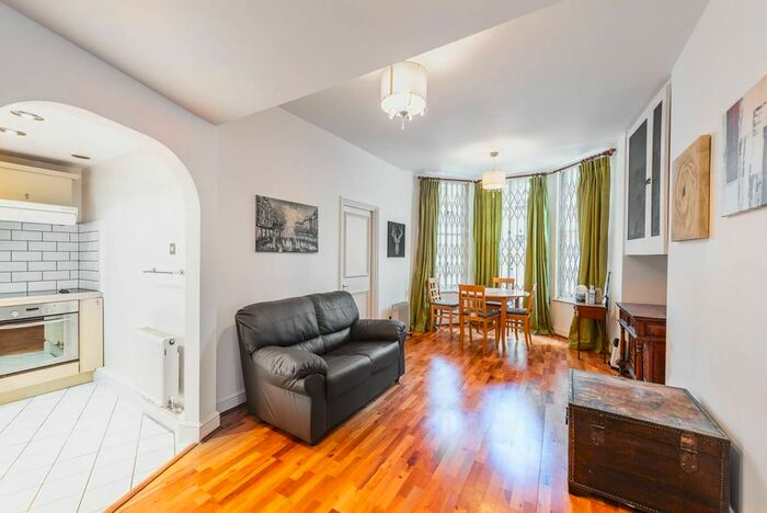 1 Bedroom Flat To Rent In Barkston Gardens, South Kensington, London, SW5