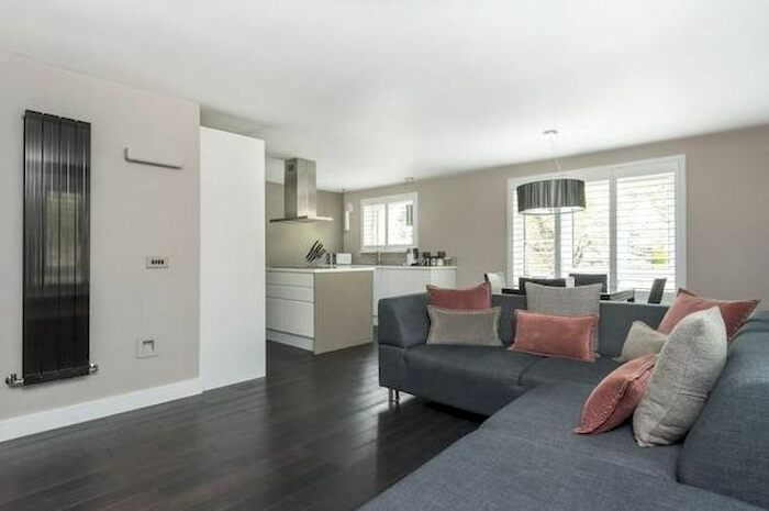 2 Bedroom Flat To Rent In Morningside Court, Morningside, Edinburgh, EH10