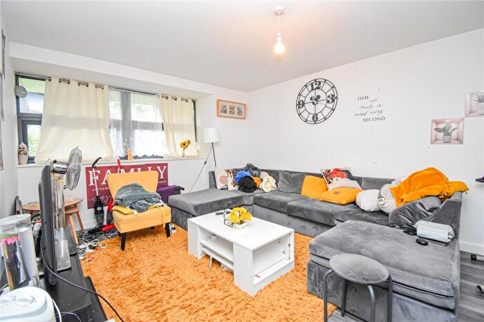 2 Bedroom Apartment To Rent In Carcaixent Square, Newbury, Berkshire, RG14