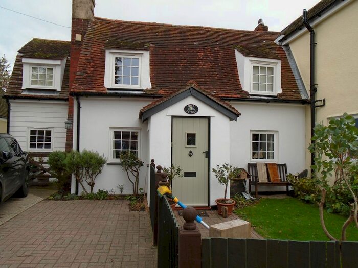 3 Bedroom Cottage To Rent In Hollingtons Grove, Birch, CO2