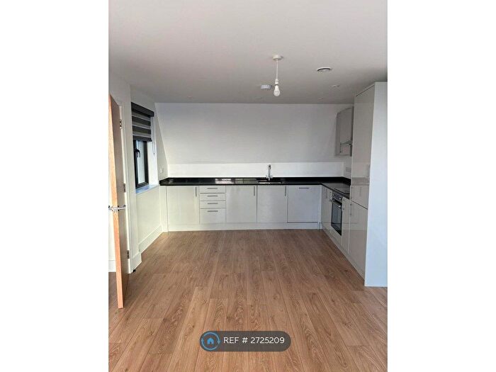 3 Bedroom Flat To Rent In High Street, Barnet, EN5