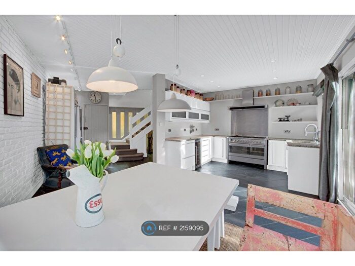 4 Bedroom Semi-Detached House To Rent In Stockwell Park Crescent, London, SW9