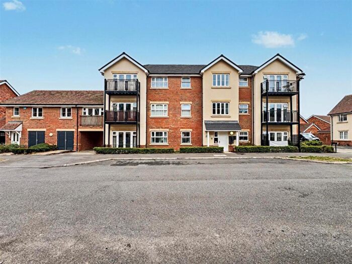 2 Bedroom Flat For Sale In Hurst Avenue, Blackwater, Camberley, GU17