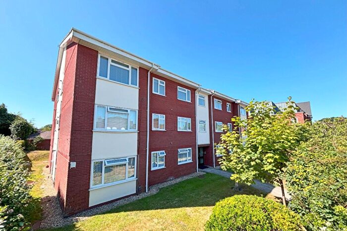 2 Bedroom Flat For Sale In Dunyeats Road, Broadstone, Dorset, BH18