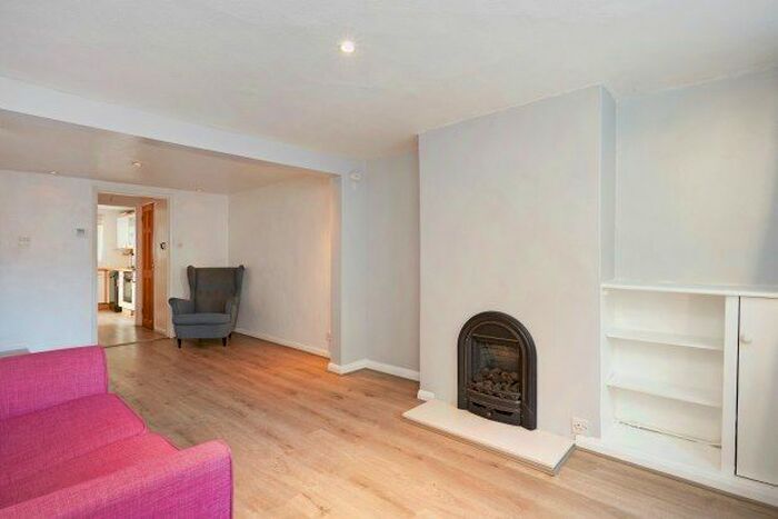 2 Bedroom Cottage To Rent In Brooklands Lane, Weybridge, KT13