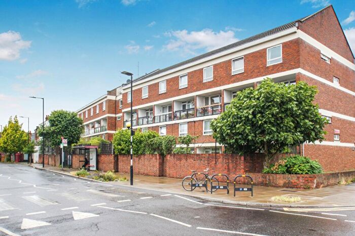 2 Bedroom Flat For Sale In Briggeford Close, London, E5