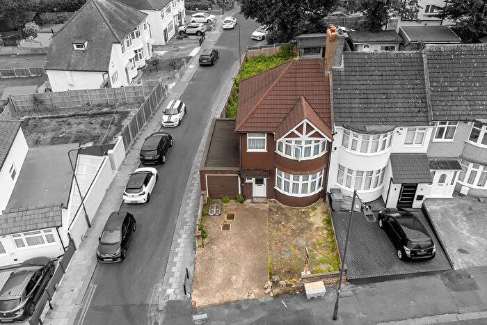3 Bedroom Terraced House For Sale In Wakemans Hill Avenue, London, NW9