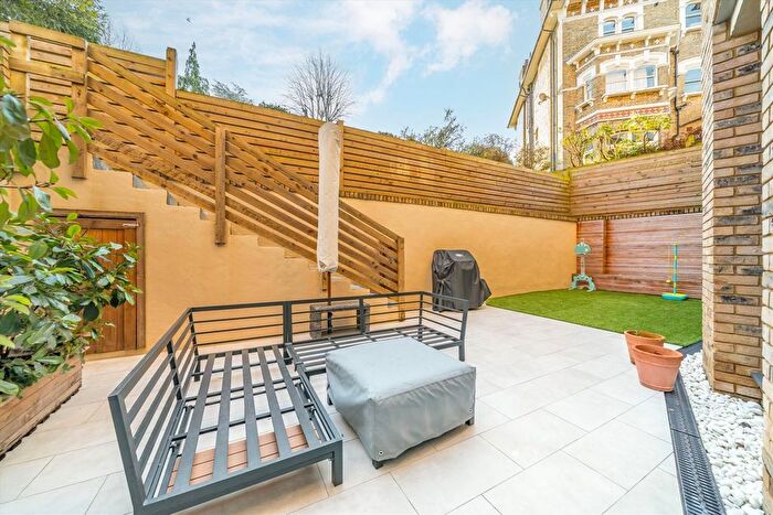 3 Bedroom Flat For Sale In Gressenhall Road, Wandsworth, SW18