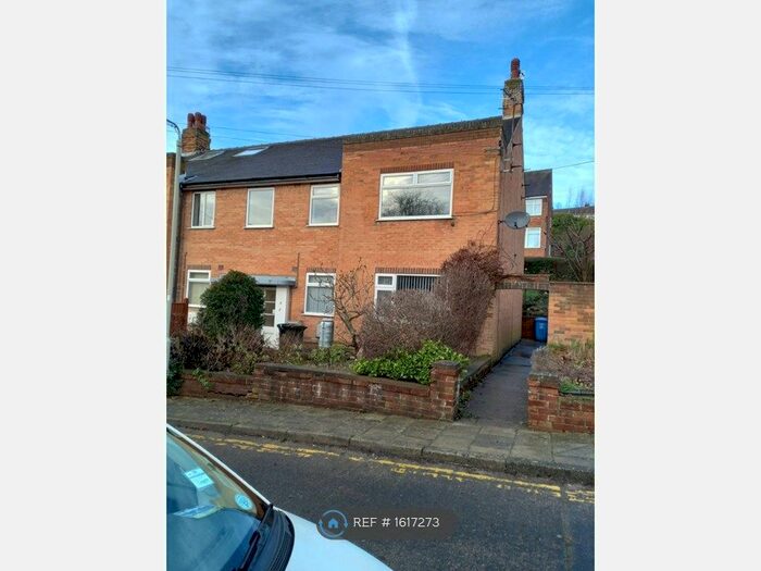 2 Bedroom Flat To Rent In Westwood Gardens, Scarborough, YO11