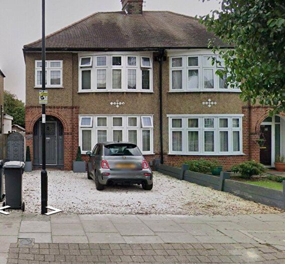 3 Bedroom Semi-Detached House For Sale In Ladysmith Road, Enfield, EN1