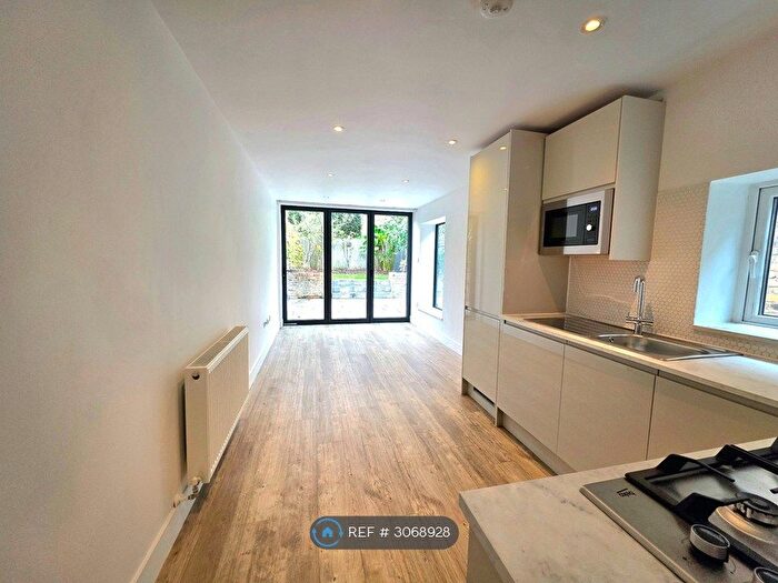 2 Bedroom Flat To Rent In Clarence Road, Kilburn, NW6