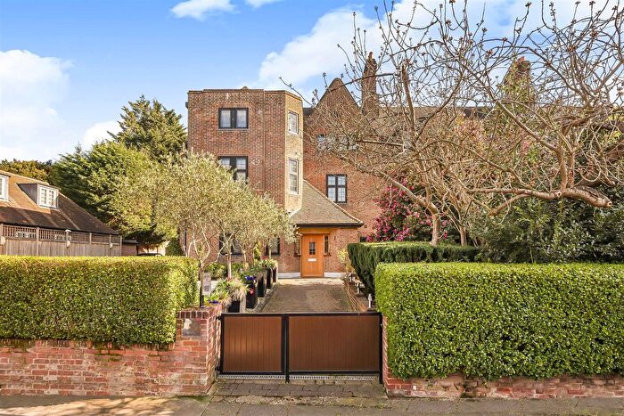 5 Bedroom Semi-Detached House To Rent In Wellgarth Road, Hampstead Garden Surburb, NW11