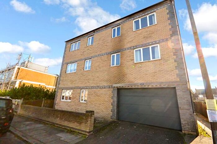 2 Bedroom Flat To Rent In Central Road, Stanford-Le-Hope, SS17