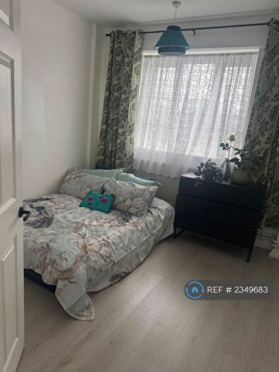 3 Bedroom Flat To Rent In Penrose Street, London, SE17