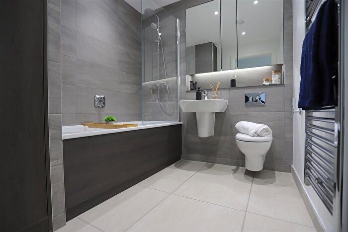 3 Bedroom Flat To Rent In Lockside Lane, Salford, M5