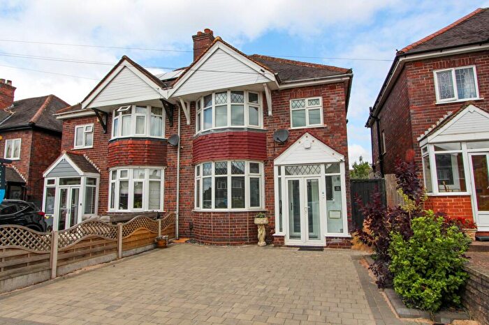 3 Bedroom Semi-Detached House For Sale In Worcester Lane, Four Oaks, B74