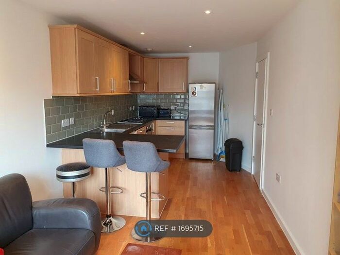 3 Bedroom Flat To Rent In St. John's Road, London, SW11