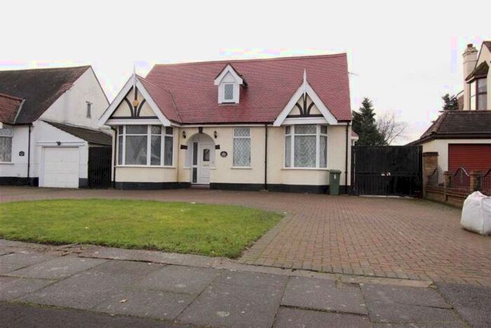 3 Bedroom Bungalow To Rent In Parkway, Seven Kings, Essex IG3