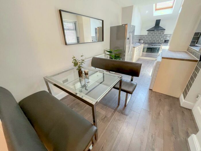 5 Bedroom House To Rent In Ridley Road, L6