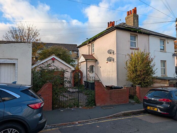 2 Bedroom Semi Detached House For Sale In Albion Road, Gravesend, Kent, DA12