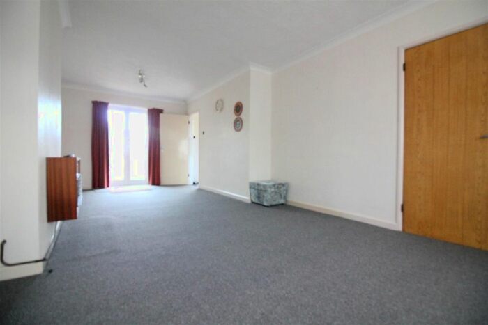 3 Bedroom Semi-Detached House To Rent In Balmoral Drive, Hayes, UB4