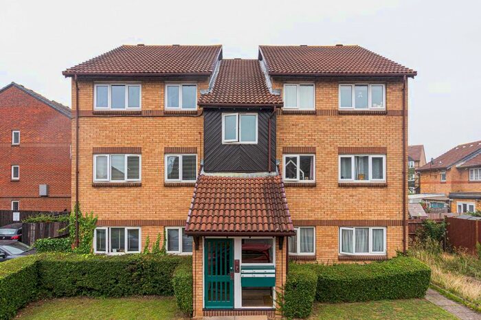 2 Bedroom Flat To Rent In Anthony Road, London, SE25