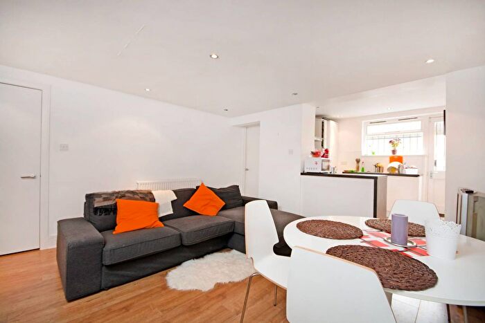 3 Bedroom Flat To Rent In Brixton Road, Brixton, London, SW9