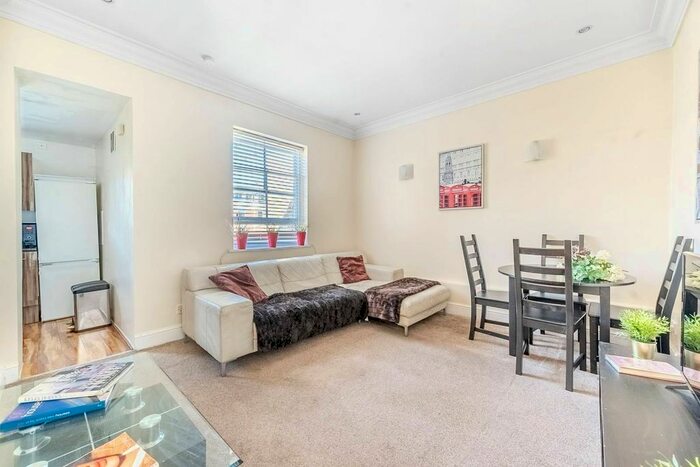 2 Bedroom Flat To Rent In Gunter Grove, Chelsea, London, SW10