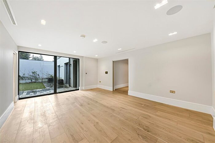 3 Bedroom Flat To Rent In Regents Park Road, London, N3