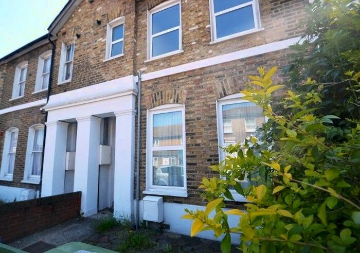 2 Bedroom Flat To Rent In Evelina Road, Nunhead, SE15