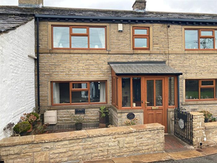 2 Bedroom Cottage To Rent In Squirrel Lane, Bradford, BD13